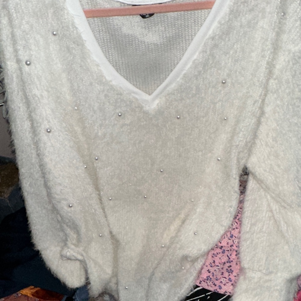 NWOT chic me Elegant V-Neck Sweater with Pearl Accents 3x poly spandex - Picture 7 of 8